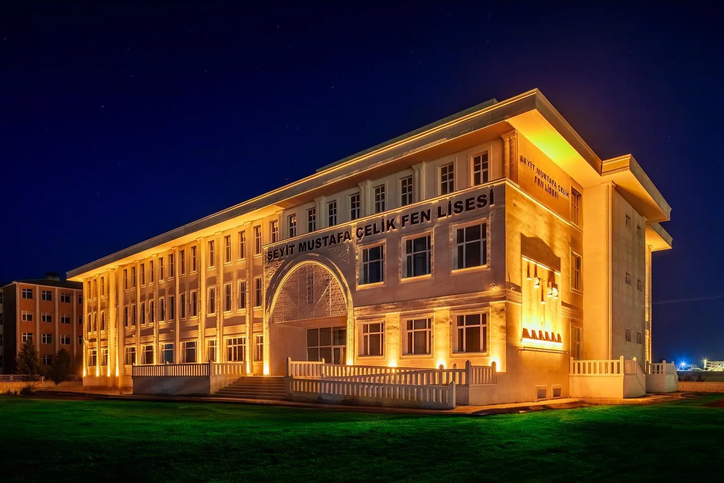 Seyit Mustafa Çelik Fen Lisesi gece görünümü