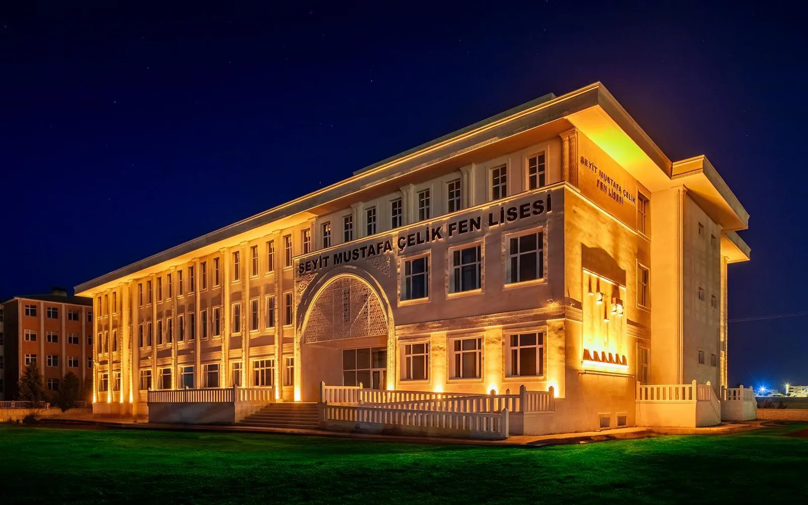 Seyit Mustafa Çelik Fen Lisesi gece görünümü