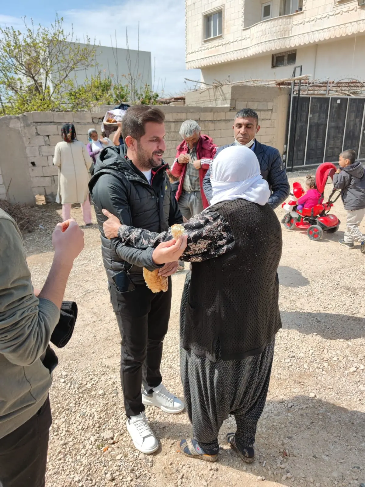 Vakıf gönüllüleri Nusaybin'de yardım dağıtırken